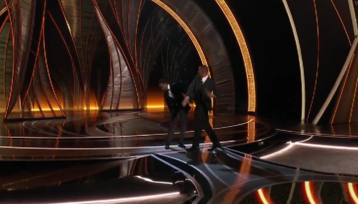 Уил Смит нахлу на сцената на наградите "Оскар" и удари комика Крис Рок в лицето, задето се пошегува със съпругата му, която страда от рядко заболяване