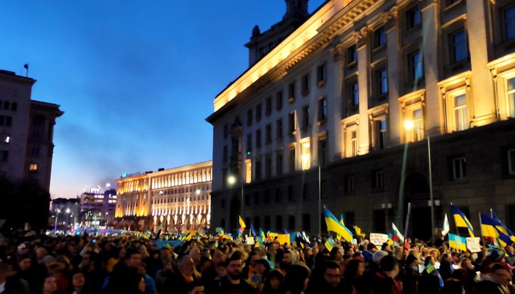 БНТ продължава да използва познатите похвати. Да дава репортаж от самото начало, когато хората се събират. И така да изглежда, че няма чак толкова много хора. Така "БНТ" отрази шествието субективно БНТ продължава да използва познатите похвати. Да дава репортаж от самото начало, когато хората се събират. И така да изглежда, че няма чак толкова много хора. Така "БНТ" отрази шествието субективно