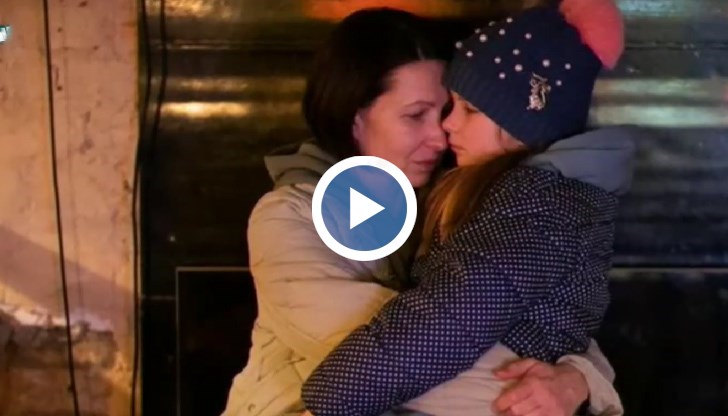 Светът се развълнува от снимките на майки с деца и плачещи семейства при раздяла