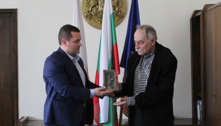 Той бе награден със статуетка с облика на Паметника на свободата от кмета Пенчо Милков