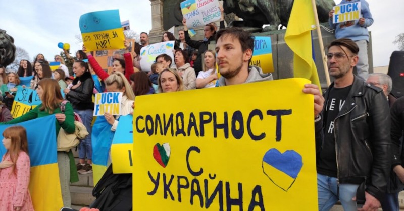 Десетки се събраха на мирно шествие в подкрепа на Украйна