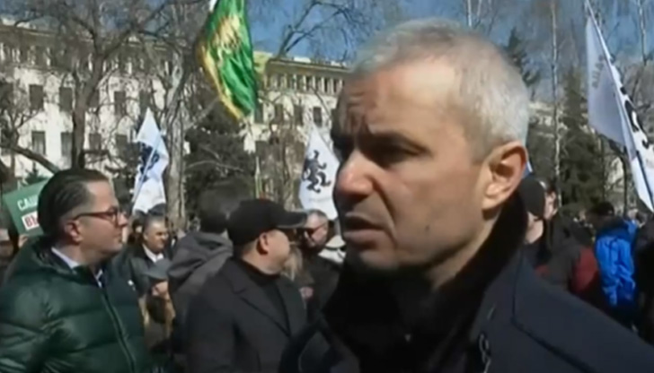 Пред военното министерство се провежда протест под надслов "Не на