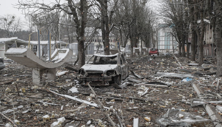 Русия бомбардира цивилни, бягащи от Мариупол по време на „примирие“,