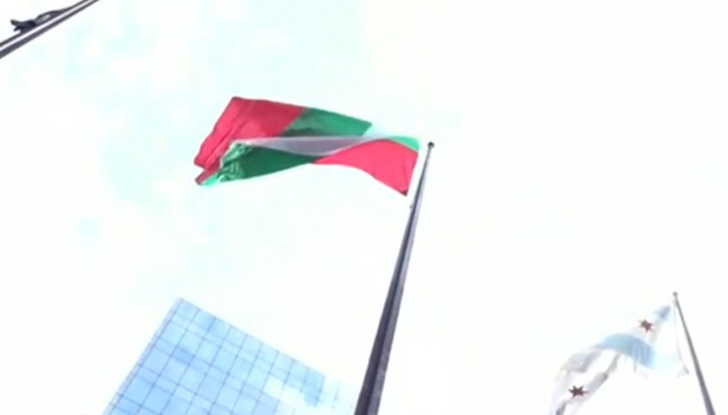 Нашият национален флаг бе издигнат на пилоните в центъра на