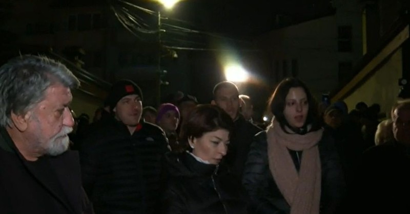 Членове на ГЕРБ скандират "Оставка" пред дома на Бойко Борисов