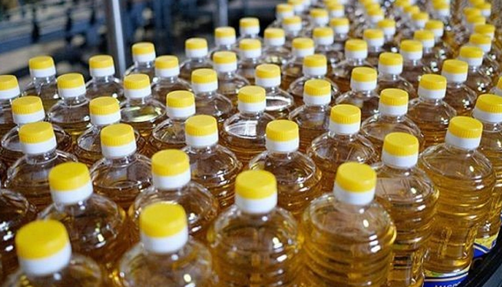 Опашките за олио пред магазините в България са жална картина.