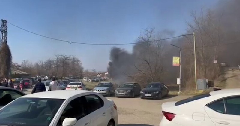 Огънят обхваща внезапно тревна площ в близост малко преди 17:00