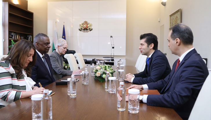 Започна срещата на министър-председателя Кирил Петков със секретаря по отбраната