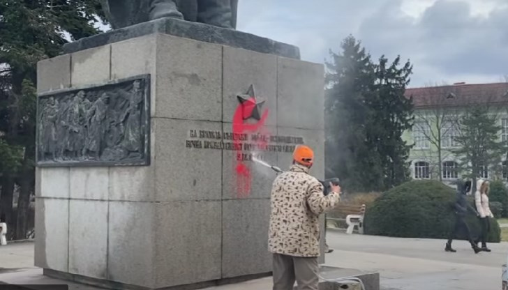 Общински служители продължават дейностите по отстраняване на червената боя, с