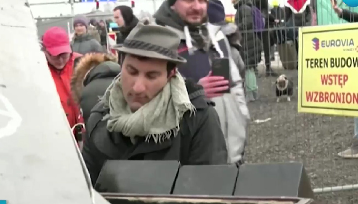 Музика посреща бежанците от Украйна на границата с ПолшаТам ги