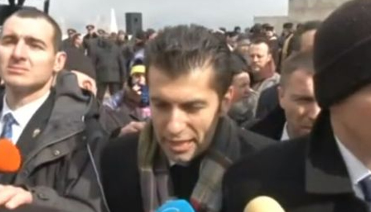 Той коментира цените на горивата и изтребителите за Украйна"Има чужди