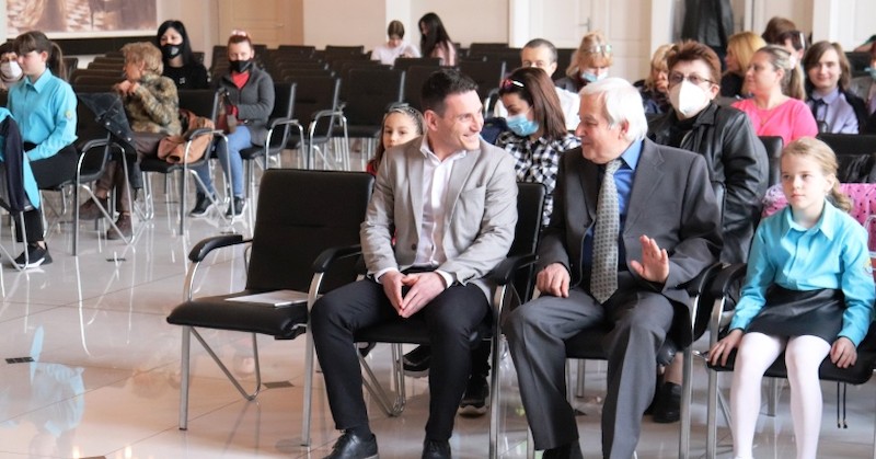 Прочитането до девети клас на 1000 книги от поне 600