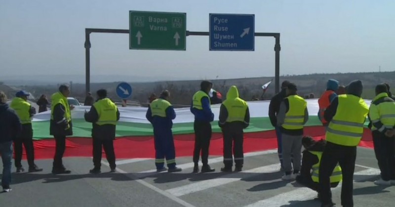 Блокираха за час пътен възел "Белокопитово" в посока СофияРаботници от