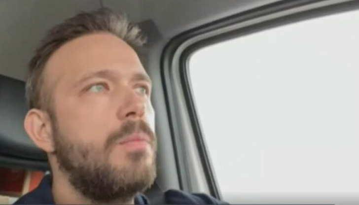 В ролята на доброволец, който помага на бежанците от Украйна,