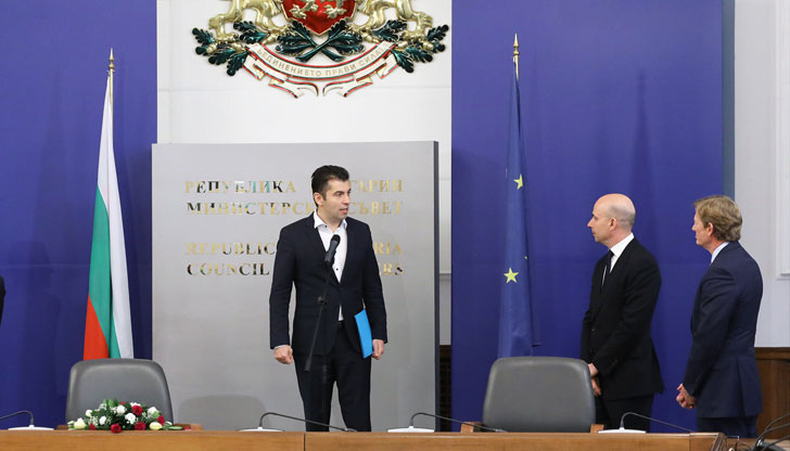 Премиерът Петков реши да се похвали с партньорство с британско-американски