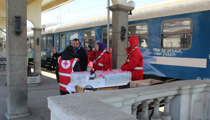 Очаква ги топла чакалня, вода и храна, както и доброволци,