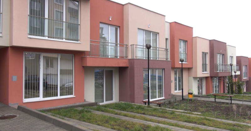 Хора, представящи се за общински служители, събират хранителни продукти и