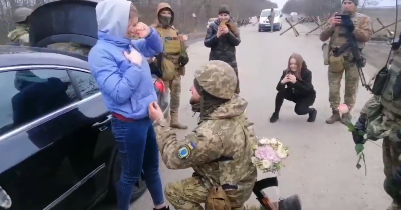 Украински войник обискира приятелката си, за да ѝ предложи брак
