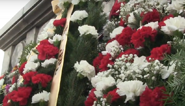 Огромен брой венци и цветя обсипаха Паметника на свободата в