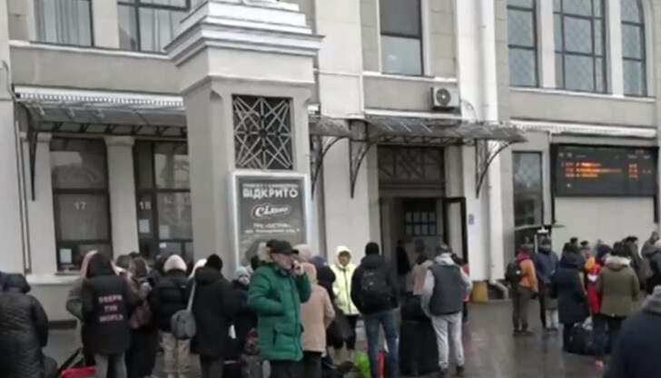 Железопътната гара в града е превърната в бежански лагерСтрелба от