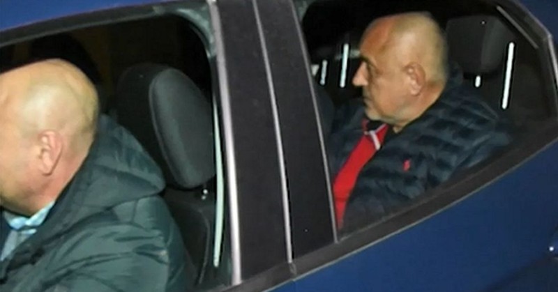 Има разлика между това дали е задържан или в негово