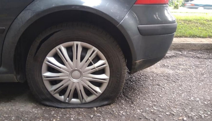 Автомобили с руски номера са осъмнали с разрязани гуми в