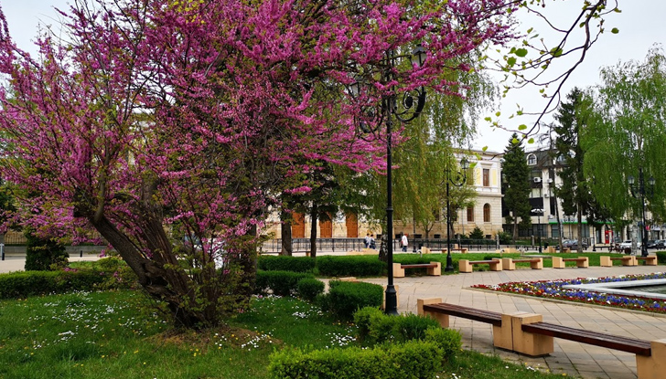 Април е типичен пролетен месец. Температурите се повишават значително. Броят