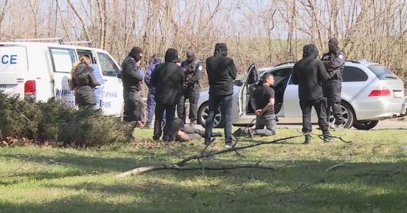 Акцията на полицията е свързана с наркотици по неофициална информацияЗрелищен