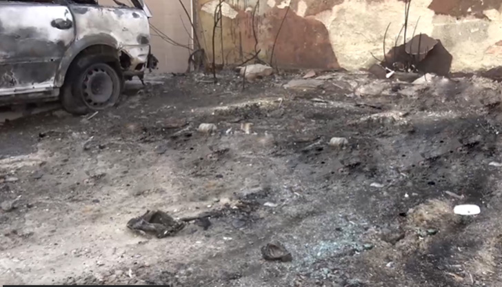 Три коли избухнаха в пламъци до Трето районно на полицията