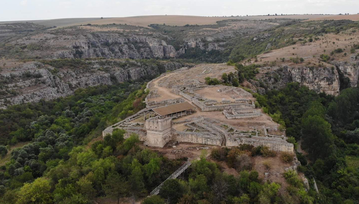 Тя преживява мощно земетресение и опустошаване от татарски орди само
