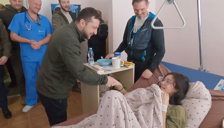 Президентът Зеленски посети болница в Киев, където са настанени цивилни