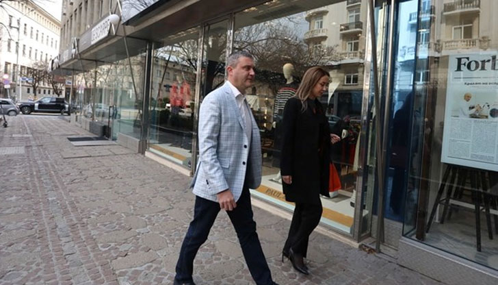 Бившият финансов министър бе придружен от адвокат Станислава Каракушева В