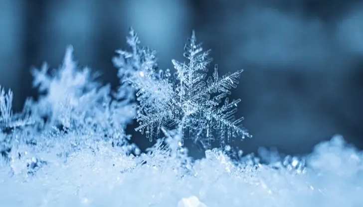 В петък на места, главно в източните и планинските райони