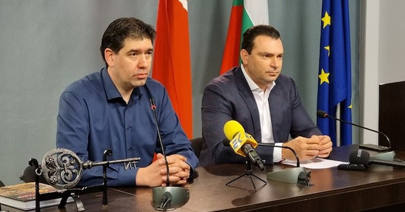 Той предаде символично ключа от Градската организация на новоизбрания председател&bdquo;Подавам