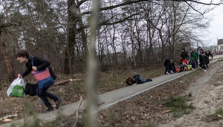 Снаряд паднал в града докато хората се опитвали да се