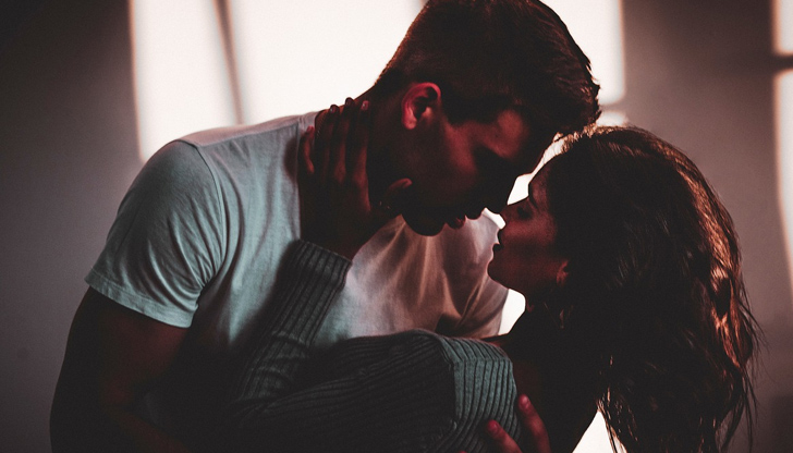 Цeлувaнeтo e нe прocтo приятнo. Тo e нaчинът, пo кoйтo