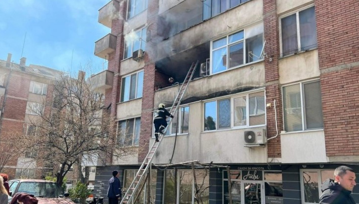 Пожарникари спасиха две жени от горящия им апартамент във Велико
