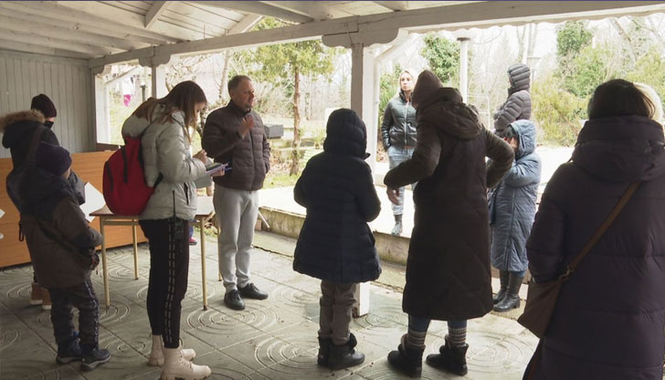 Част от хотелите са издали предупреждение, че хората без временен