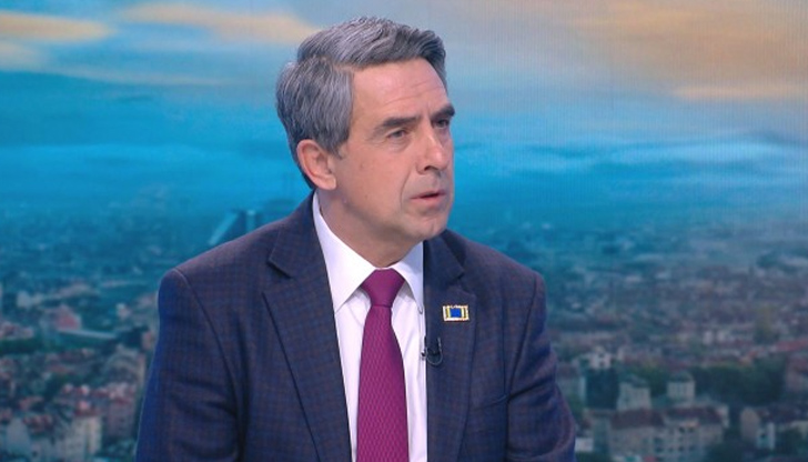 Повече от 300 души в САЩ, сред които и президентът