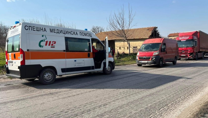 ТИР с турска регистрация се удря в движещ се пред