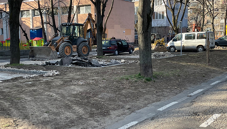 Погледнете пак на какво прилича алеята до парка!Ние, живущите не
