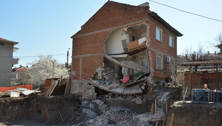 Стена на къща им се срути заради изкоп на нов
