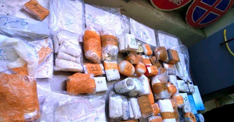 Те са били укрити в тайник в пода на лек