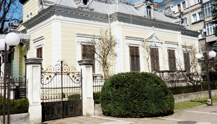 Състоянието на сградата към момента е критично, спасяват я с