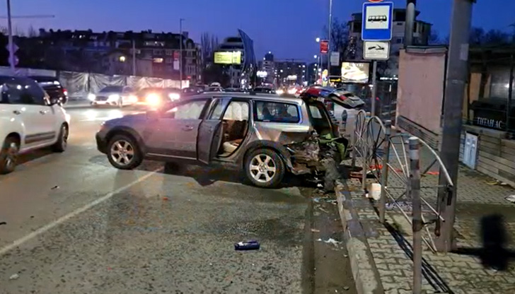 Гонка завърши с катастрофа късно снощи в София.Два скъпи автомобила