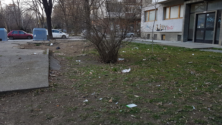 Всичкият боклук около контейнерите е в близката градинка.Това е ситуацията