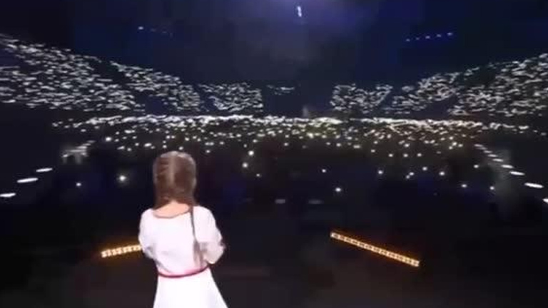 Малката Амелия трогна хиляди в Полша с изпълнението си на