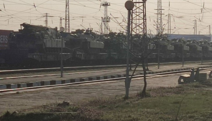 Американски танкове преминават по жп линията в Русе на път