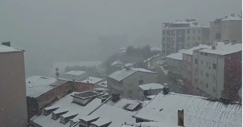 В много от европейските райони на Истанбул снежната покривка нарасна