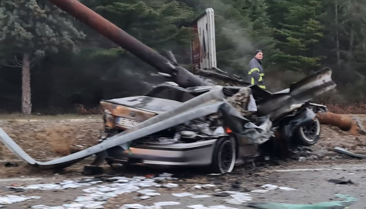 &bdquo;БМВ&ldquo; с 23-годишен водач се е блъснал в стълбЕдин загинал